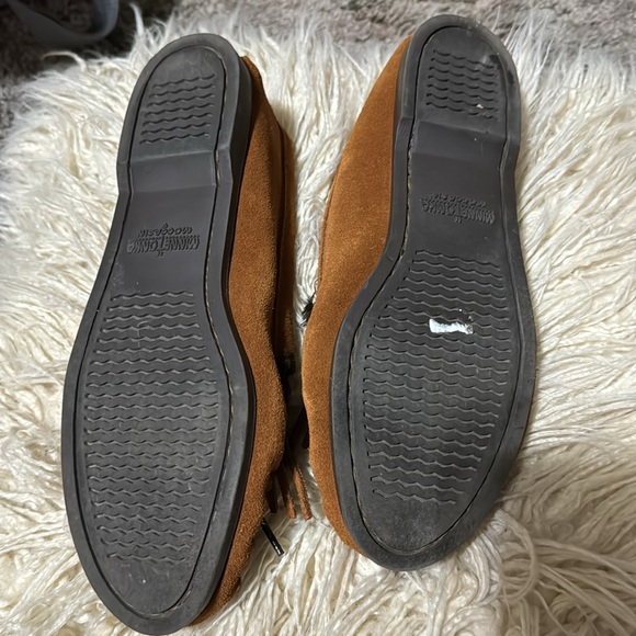 Says 8.5 but I wear a 9 and they fit me - Picture 2 of 3